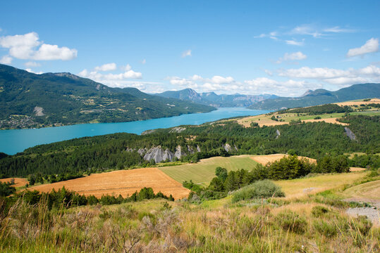 Panorama sur le lac de serre ponçon dans les Hautes Alpes Entre lac et montagne