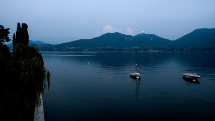 Lago Maggiore in una sera di luna piena fotografato da Oggebbio (VB), Piemonte, Italia.