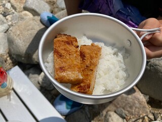 キャンプのコメと肉