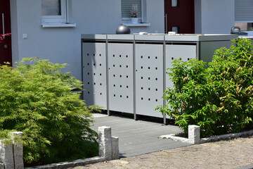 Eingebautes Abfallbehälter-Sammelsystem  am gepflasterten Zugang eines modernen städtischen...