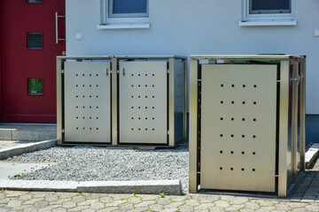 Gerätebox / Geräteschuppen oder Abfall-Sammelsystem aus Kunststoff und Aluminium im Vorgarten an...