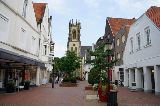 Oelde, Fu&szlig;g&auml;ngerzone in der Innenstadt mit Blick auf die markante St. Johannes Kirche als Wahrzeichen der Stadt, Kreis Warendorf, M&uuml;nsterland 