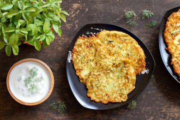 Placki z cukinii z jogurtowo-ziołowym dipem © Monika
