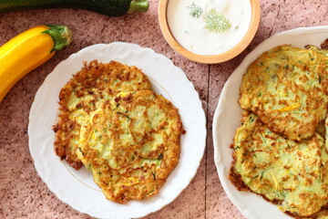 Placki z cukinii z jogurtowo-ziołowym dipem © Monika