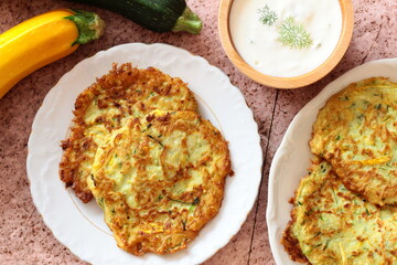 Placki z cukinii z jogurtowo-ziołowym dipem © Monika