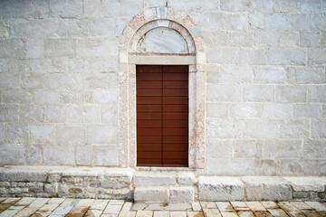 Fototapeta na wymiar door on a medieval building, northern Mediterranean
