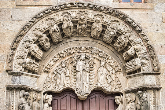 Primer plano arco y tímpano puerta del colegio de San Jerónimo en la plaza del Obradoiro de Santiago de Compostela, España