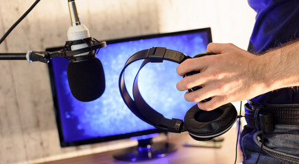 man leads online stream to the Internet