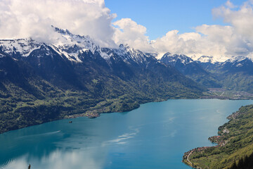 Fototapeta na wymiar Zauberhafte Schweizer Landschaft; Blick von Nordosten über den Brienzersee