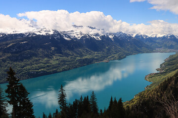 Zauberhafte Schweizer Bergwelt; Blick von Brienz (Planalp) über den Brienzersee im Berner Oberland
