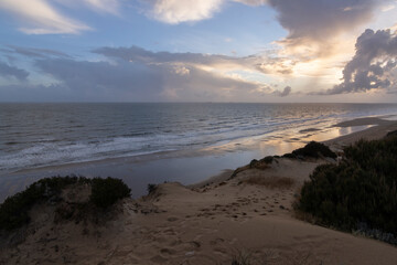 unas vistas de la bella playa de Mazagon, situada en la provincia de Huelva, España. Con sus acantilados, pinos, dunas ,
 vegetacion verde y un cielo con nubes. Atardeceres preciosos