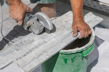 mit winkelschleifer die platten trennen ergibt lärm und staub