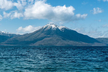 北海道　支笏湖の春の風景