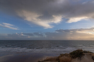 unas vistas de la bella playa de Mazagon, situada en la provincia de Huelva, España. Con sus acantilados , pinos, dunas , vegetacion verde y un cielo con nubes. Atardeceres preciosos