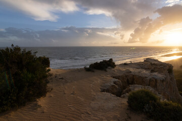 unas vistas de la bella playa de Mazagon, situada en la provincia de Huelva, España. Con sus acantilados , pinos, dunas , vegetacion verde y un cielo con nubes. Atardeceres preciosos