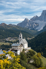 Nas Dolomitas Itália, existe paisagens de cartão postal como esta em Colle Santa Licia fotografada no outono. 