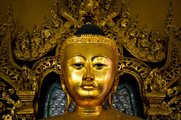 Golden buddha in temple Yangon, Myanmar/Birma.