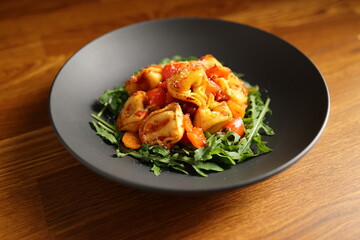 Gesundes italienisches Essen - Ofen Tortellini auf Rucola
