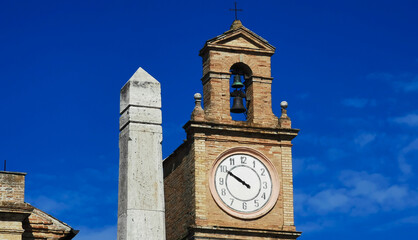 Obelisco monumentale e torre dell’orologio