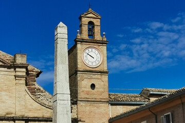 Obelisco monumentale e torre dell’orologio