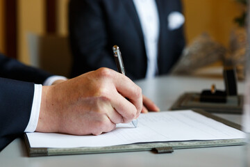 Brautpaar im Standesamt