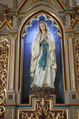 Obraz premium Statue of Virgin Mary in a church, in Hungary.