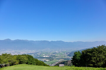 Fototapeta na wymiar 7月（夏）、雲ひとつない快晴の長峰山から北アルプスを望む 長野県安曇野市