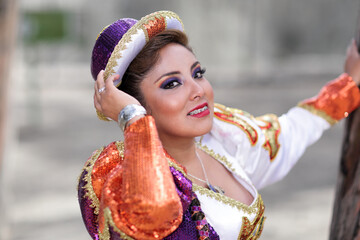 Bolivianerin iaus La Paz n traditioneller Tracht des Caporal-Tanzes.