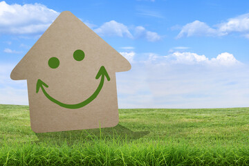 Maison sur pelouse verte, heureuse sous le ciel bleu, concept écologie, maison écologique