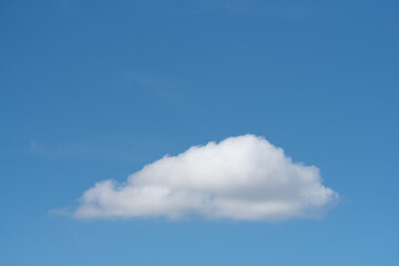 Fototapeta premium A white cloud on the blue sky background