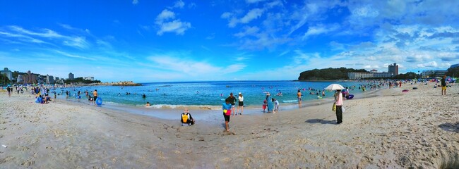 アジアの観光地、日本にある和歌山県白浜町の海水浴場白良浜の青空と白い砂浜と水平線がある、夏休みのリゾート風景（コピースペースあり）