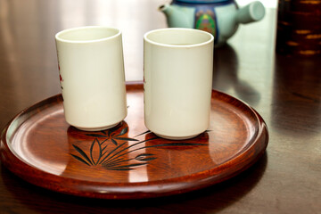 丸いお盆の上にのせられた白いコップ
