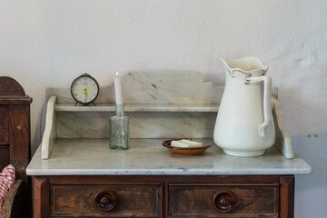 Wasserkrug auf einer Holzkommode