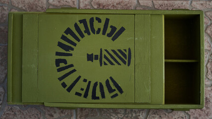 wooden khaki box for two bottles with a lid