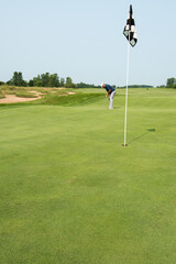 Obraz premium A golfer putting on a links course.
