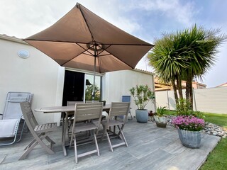 Fototapeta na wymiar parasol en terrasse de jardin en été