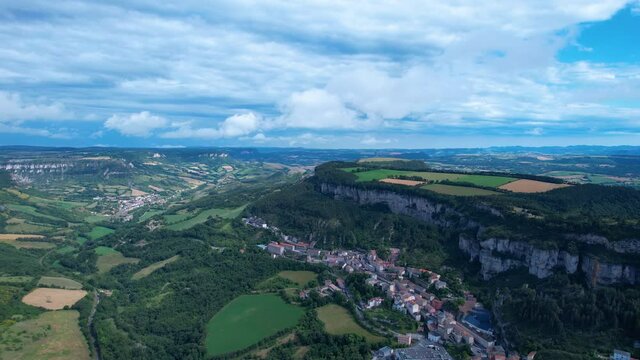 Roquefort Aveyron. Village de France. Fromage. Paysages vert et montagnes. Ciel bleu, p&acirc;turages et champs, agriculture.