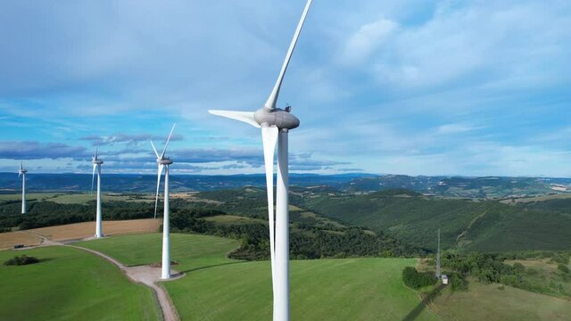 Grandes &eacute;oliennes dans la r&eacute;gion de l'Aveyron en Languedoc Roussillon, Occitanie. Ciel bleu en fin d'apr&egrave;s-midi. Nature, &eacute;cologie et &eacute;nergies alternatives.