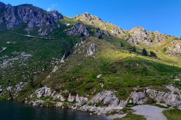 Fototapeta na wymiar Lago Ritorto e vista panoramica sulle montagne in Trentino, viaggi e paesaggi nel Parco Adamello-Brenta sulle dolomiti in Italia