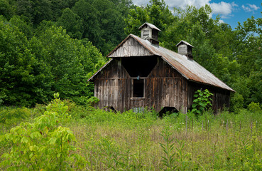 Obraz premium Old abandoned wooden barn in western Virginia.