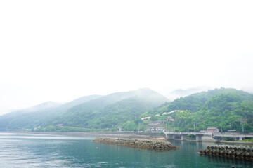 Obraz premium Fog on Mountain and Seashore of Shimonada in Ehime, Japan - 日本 愛媛県 下灘 海 山霧