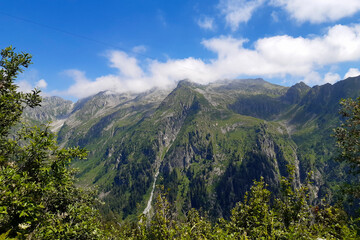 Fototapeta premium Vista panoramica sulle montagne dal sentiero che porta al rifugio e laghi Cornisello in Trentino nella Val Nambrone in Trentino, viaggi e paesaggi nel Parco Adamello-Brenta sulle dolomiti in Italia