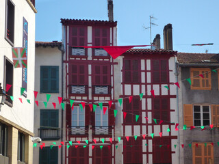 Le quartier du Petit Bayonne décoré pour les fêtes de Bayonne - obrazy, fototapety, plakaty