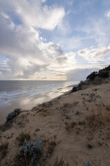 unas vistas de la bella playa de Mazagon, situada en la provincia de Huelva, Espa&ntilde;a. Con sus acantilados , pinos, dunas , vegetacion verde y un cielo con nubes. Atardeceres preciosos