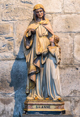 Statue de Sainte-Anne et la Vierge dans l'église de Mauriac, Cantal, France