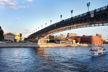 Obraz premium View from the embankment to the Patriarshy Bridge