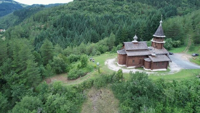 Eglise russe orthodoxe en bois de Sylvan&egrave;s. En France, dans l&rsquo;Aveyron en Occitanie. Perdu dans la for&ecirc;t des Granges de Pessales. Entour&eacute;e d&rsquo;arbres et de sapin. Collines.