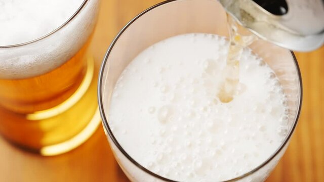 ビールを注ぐ