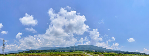 【パノラマ】 7月（夏）、市内から高ボッチ山方面を望む 長野県塩尻市