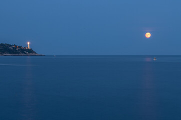 Lever de pleine lune au dessus de la mer près du phare du Cap Ferrat sur la Côte d'Azur